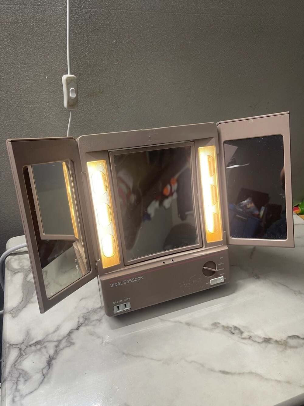 Vintage Vidal Sassoon Tri-Fold Lighted Makeup Vanity Mirror 4 Settings